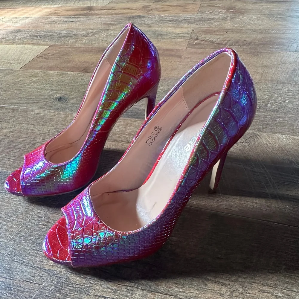 Women's Bella Marie Red Purple Snake Print Peep Toe Heels Size 9